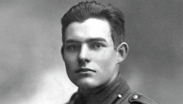 Американский писатель Эрнест Хемингуэй в военной форме, 1918 год